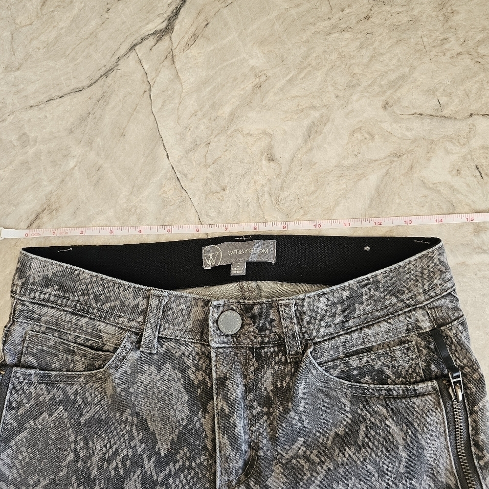 Wit & Wisdom Gray Snake Print Skinny Jeans Size 2 - Picture 4 of 7